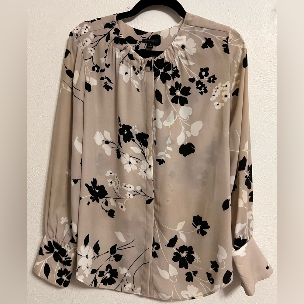 Ann Taylor Floral Blouse long sleeve button up Black and Tan dress shirt size M